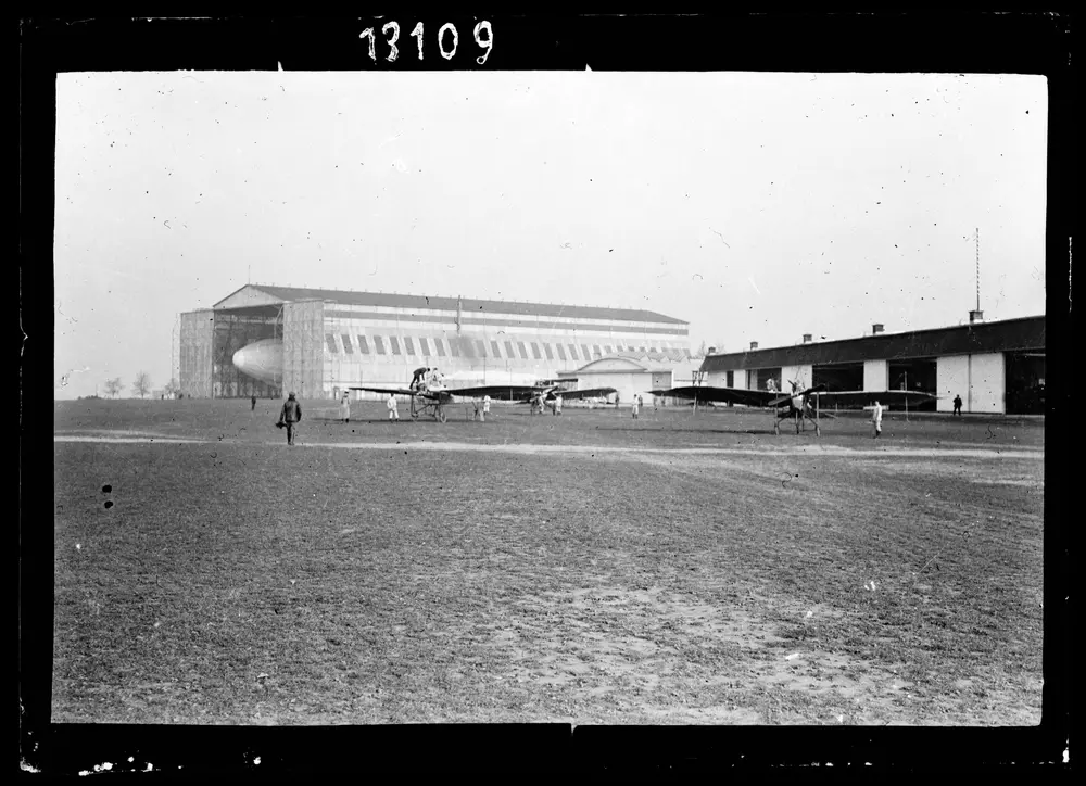 HStAS M 700--1_Nr. 877_ : o. O. [Flugplatz mit Luftschiffhalle] (Luftaufnahmen)