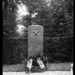 HStAS M 700--1_Nr. 923_ : Stuttgart, Waldfriedhof, Gedenktafel (Luftaufnahmen)