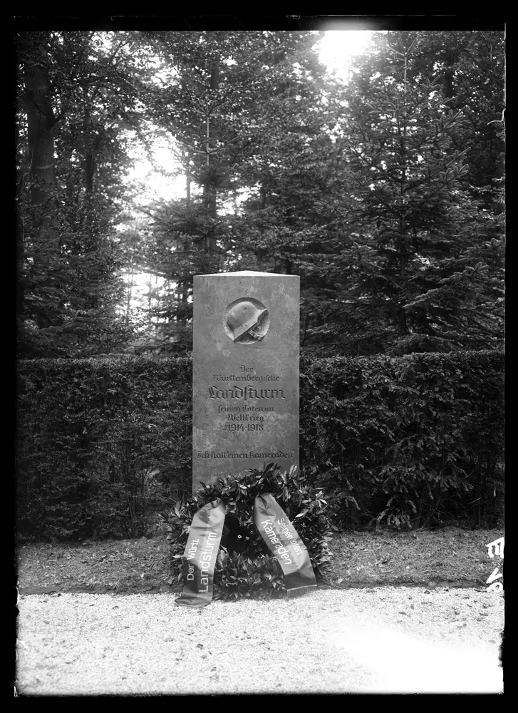 HStAS M 700--1_Nr. 923_ : Stuttgart, Waldfriedhof, Gedenktafel (Luftaufnahmen)